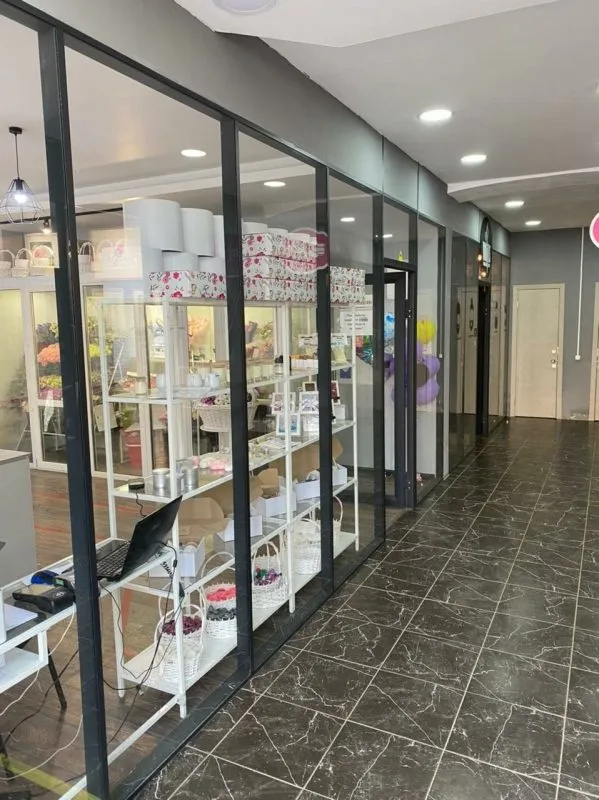 Витрина с подарками у входа в магазин Labberry в Москве
