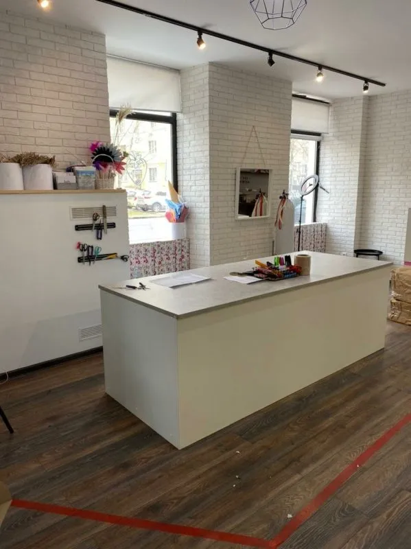 Зал магазина Labberry в Москве: стойка сборки букетов