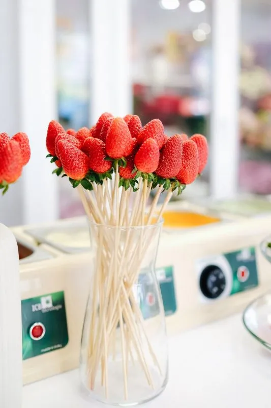 Свежая клубника на шпажках в магазине Labberry